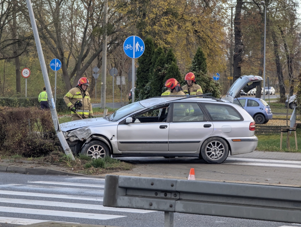 Dachowanie na rondzie Ułanów Zasławskich [[31.10.2026] - zdjęcie #3 - eOstroleka.pl