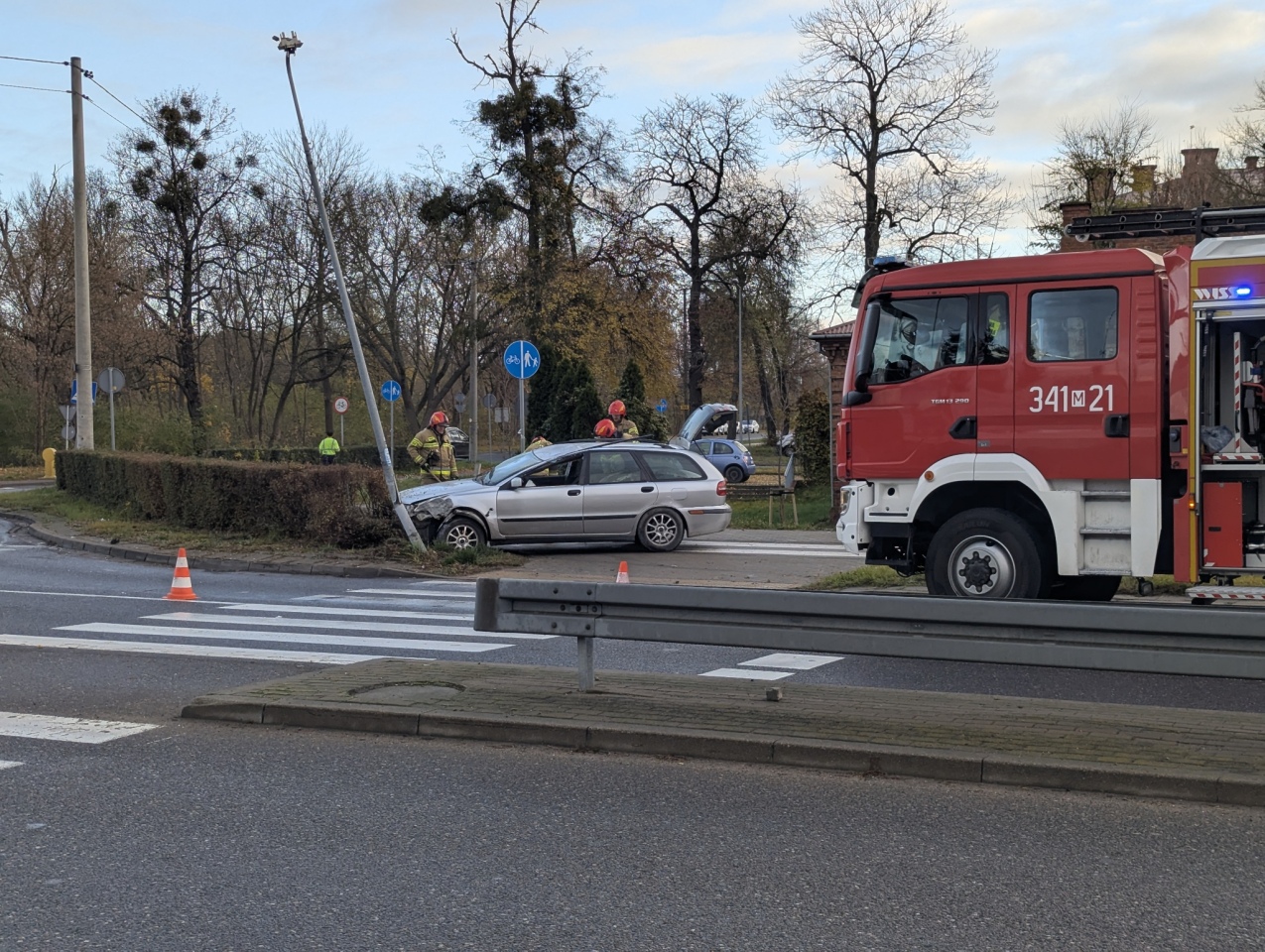 Dachowanie na rondzie Ułanów Zasławskich [[31.10.2026] - zdjęcie #2 - eOstroleka.pl