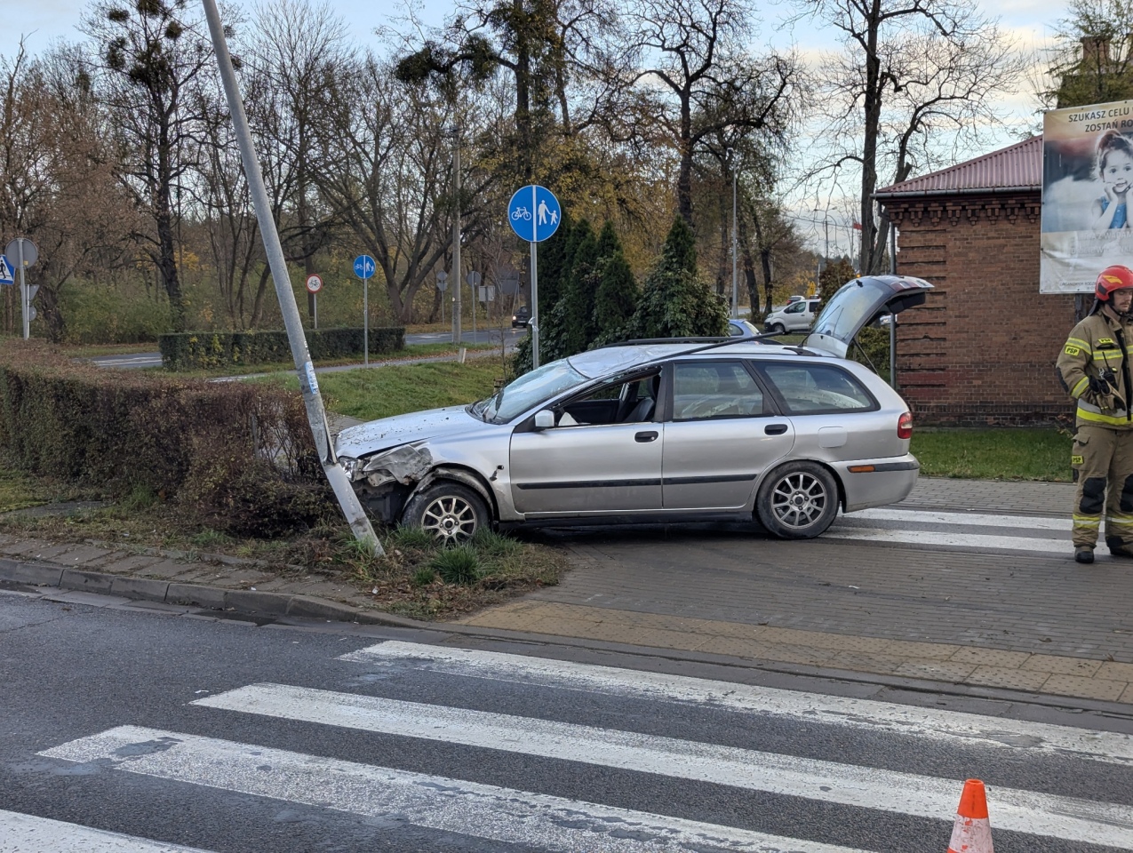 Dachowanie na rondzie Ułanów Zasławskich [[31.10.2026] - zdjęcie #9 - eOstroleka.pl
