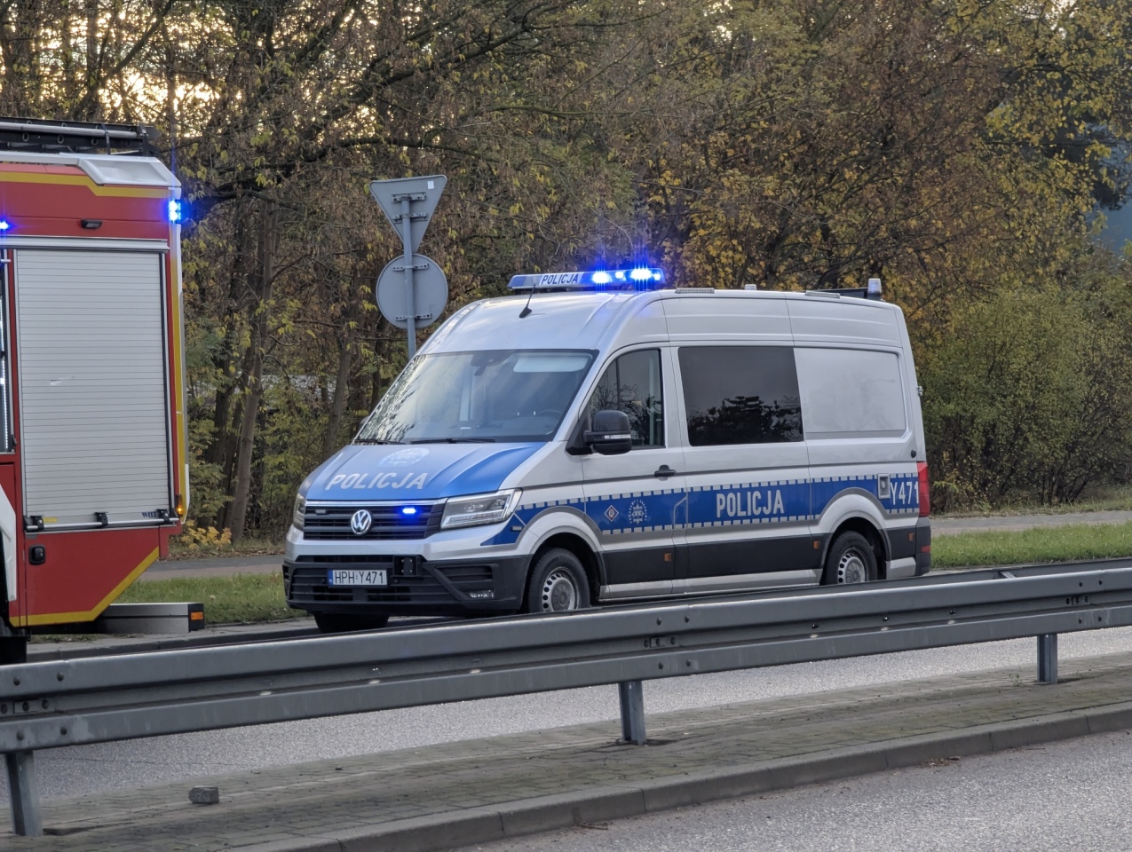 Dachowanie na rondzie Ułanów Zasławskich [[31.10.2026] - zdjęcie #7 - eOstroleka.pl
