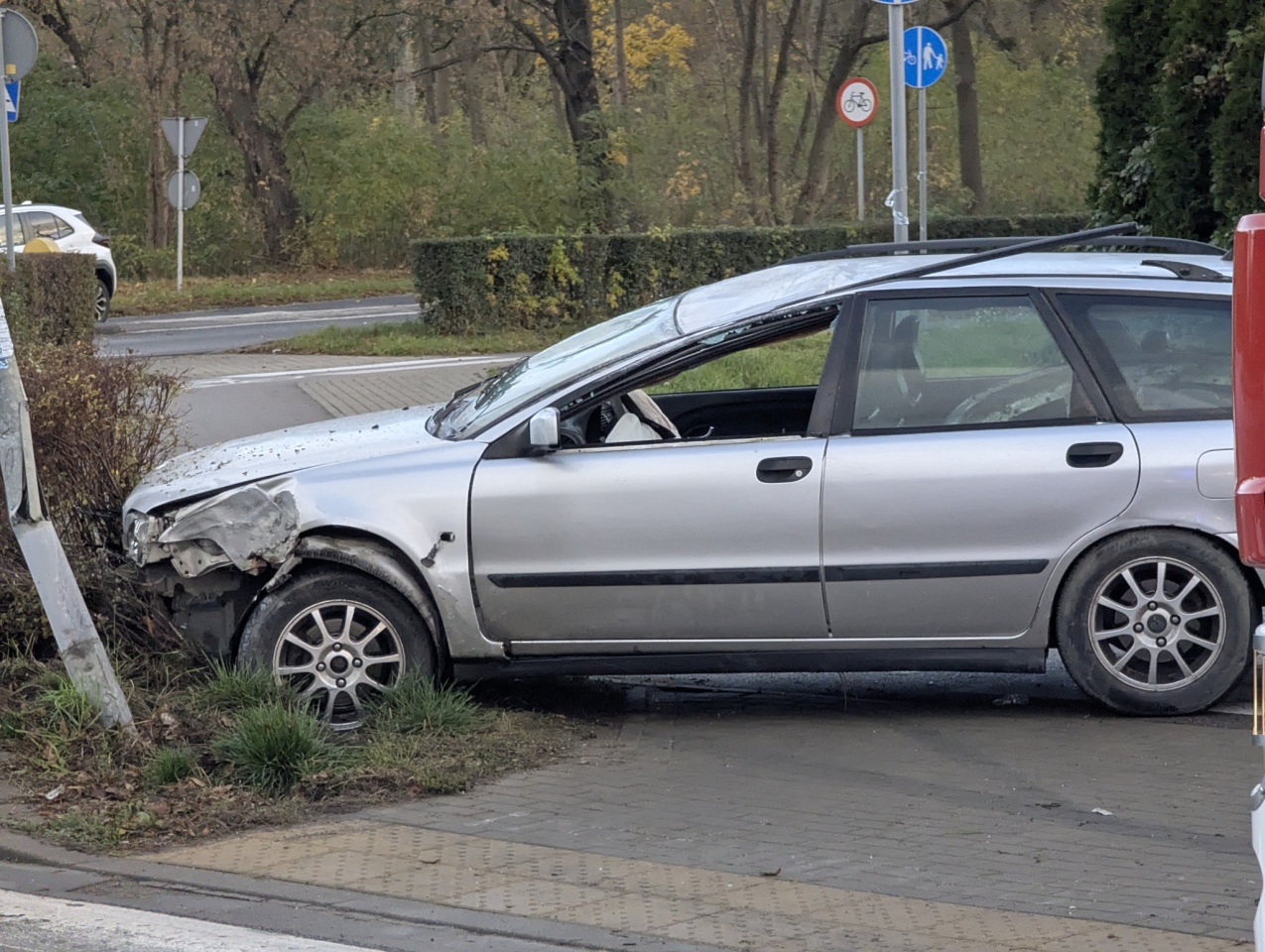 Dachowanie na rondzie Ułanów Zasławskich [[31.10.2026] - zdjęcie #14 - eOstroleka.pl