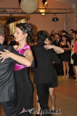 Studniówka 2012: Bal maturalny uczniów 1 LO [14.I.2012]  - zdjęcie #104 - eOstroleka.pl