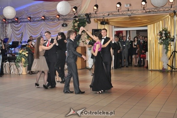 Studniówka 2012: Bal maturalny uczniów 1 LO [14.I.2012]  - zdjęcie #101 - eOstroleka.pl