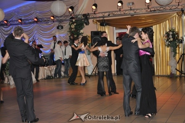 Studniówka 2012: Bal maturalny uczniów 1 LO [14.I.2012]  - zdjęcie #100 - eOstroleka.pl