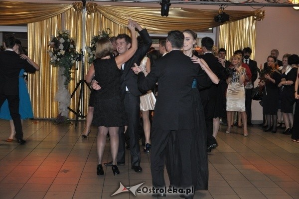 Studniówka 2012: Bal maturalny uczniów 1 LO [14.I.2012]  - zdjęcie #99 - eOstroleka.pl