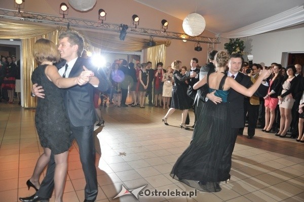 Studniówka 2012: Bal maturalny uczniów 1 LO [14.I.2012]  - zdjęcie #97 - eOstroleka.pl