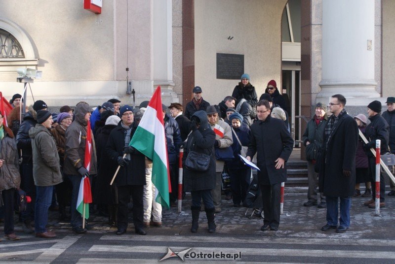 Pikieta przed siedzibą przedstawicielstwa Komisji Europejskiej w Warszawie [17.I.2012] - zdjęcie #3 - eOstroleka.pl