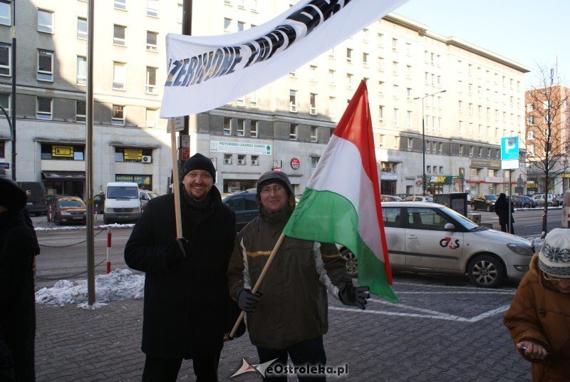 Pikieta przed siedzibą przedstawicielstwa Komisji Europejskiej w Warszawie [17.I.2012] - zdjęcie #5 - eOstroleka.pl