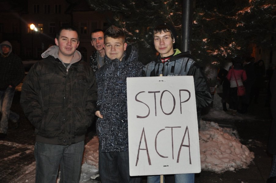 Pikieta przeciwko ACTA w Ostrołęce [25.I.2012] - zdjęcie #63 - eOstroleka.pl