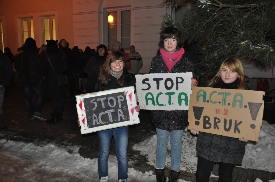 Pikieta przeciwko ACTA w Ostrołęce [25.I.2012] - zdjęcie #3 - eOstroleka.pl