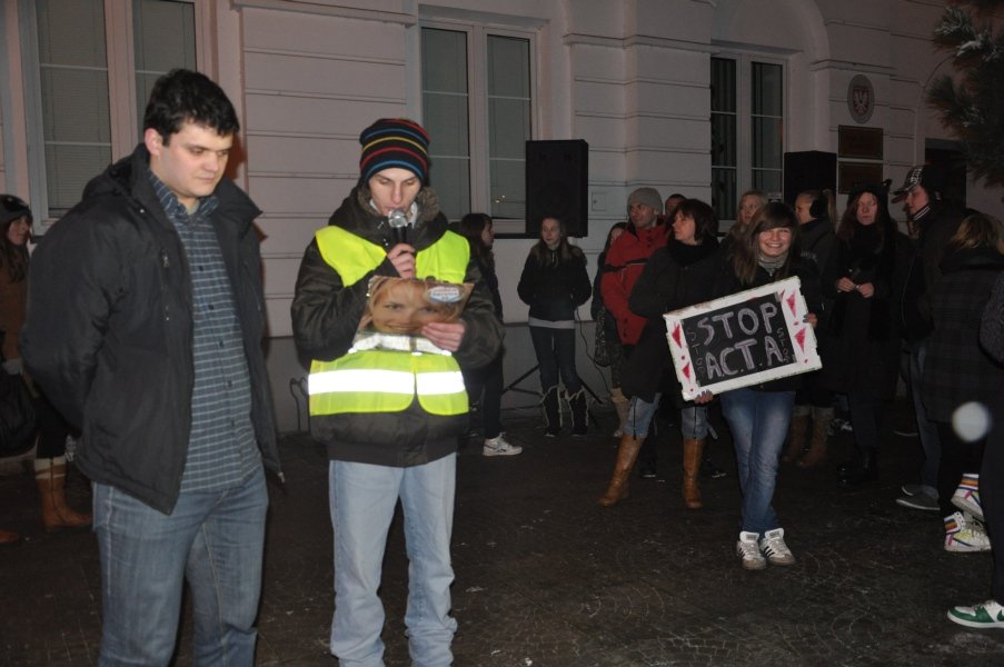 Pikieta przeciwko ACTA w Ostrołęce [25.I.2012] - zdjęcie #9 - eOstroleka.pl