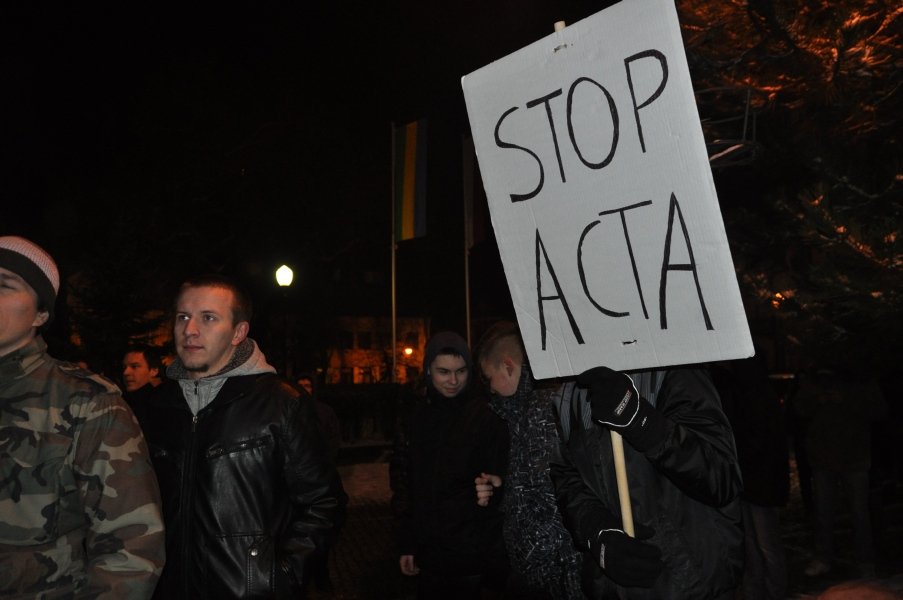 Pikieta przeciwko ACTA w Ostrołęce [25.I.2012] - zdjęcie #47 - eOstroleka.pl