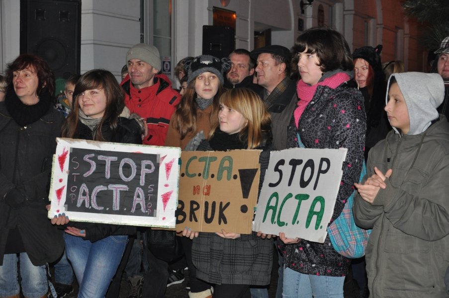 Pikieta przeciwko ACTA w Ostrołęce [25.I.2012] - zdjęcie #26 - eOstroleka.pl