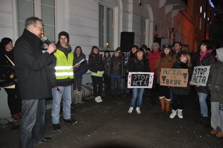 Pikieta przeciwko ACTA w Ostrołęce [25.I.2012] - zdjęcie #28 - eOstroleka.pl