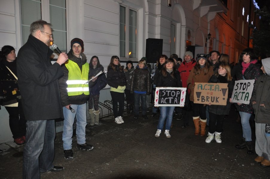 Pikieta przeciwko ACTA w Ostrołęce [25.I.2012] - zdjęcie #37 - eOstroleka.pl