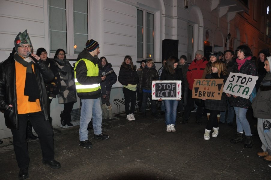 Pikieta przeciwko ACTA w Ostrołęce [25.I.2012] - zdjęcie #20 - eOstroleka.pl