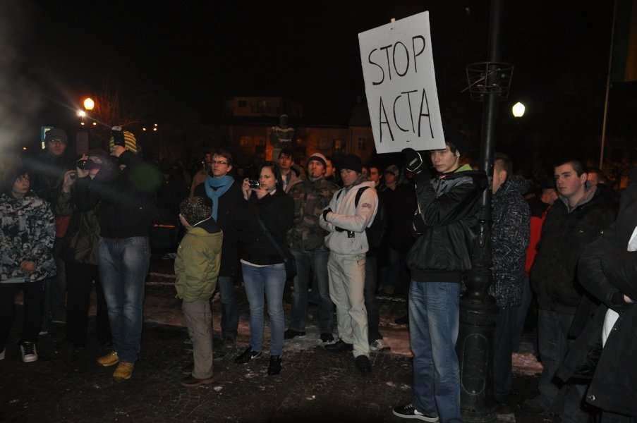 Pikieta przeciwko ACTA w Ostrołęce [25.I.2012] - zdjęcie #46 - eOstroleka.pl