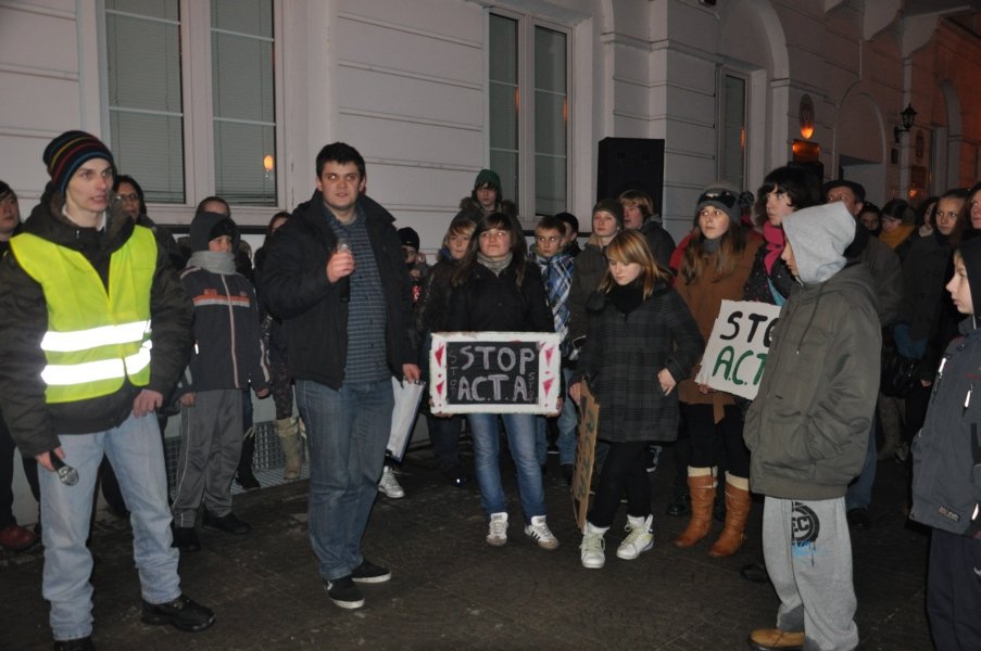 Pikieta przeciwko ACTA w Ostrołęce [25.I.2012] - zdjęcie #13 - eOstroleka.pl