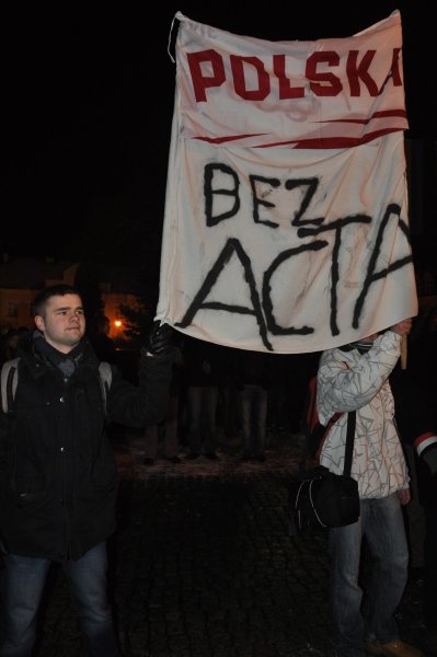 Pikieta przeciwko ACTA w Ostrołęce [25.I.2012] - zdjęcie #8 - eOstroleka.pl