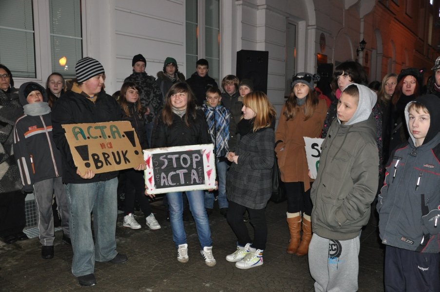 Pikieta przeciwko ACTA w Ostrołęce [25.I.2012] - zdjęcie #4 - eOstroleka.pl