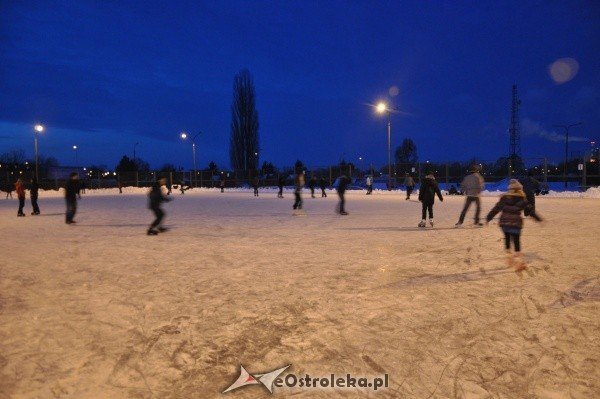Ostrołęczanie bawią się na miejskim lodowisku [27.I.2012] - zdjęcie #7 - eOstroleka.pl