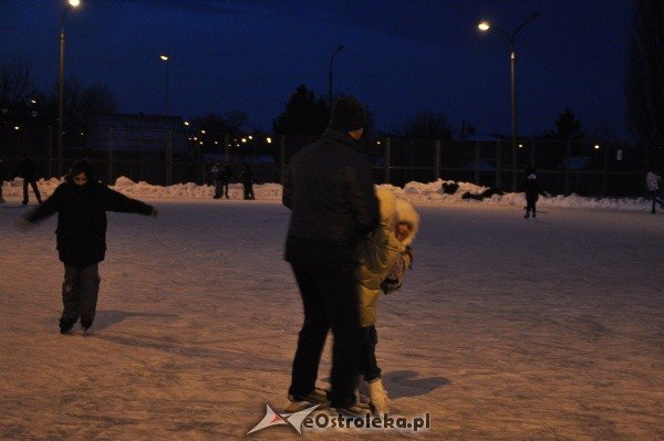 Ostrołęczanie bawią się na miejskim lodowisku [27.I.2012] - zdjęcie #11 - eOstroleka.pl
