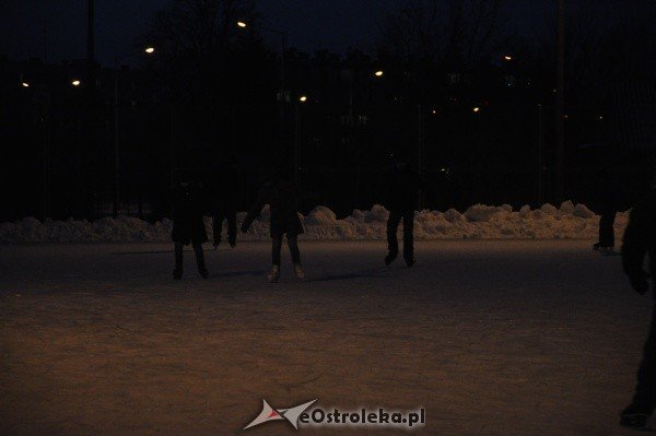 Ostrołęczanie bawią się na miejskim lodowisku [27.I.2012] - zdjęcie #13 - eOstroleka.pl