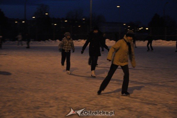 Ostrołęczanie bawią się na miejskim lodowisku [27.I.2012] - zdjęcie #18 - eOstroleka.pl