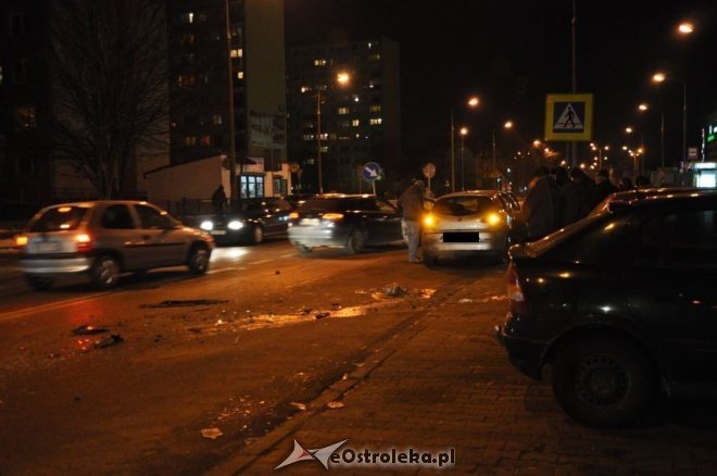 Kolizja 3 aut na ul. Goworowskiej i Jana Pawła II [07.02.2012] - zdjęcie #16 - eOstroleka.pl