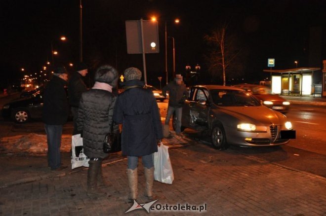 Kolizja 3 aut na ul. Goworowskiej i Jana Pawła II [07.02.2012] - zdjęcie #13 - eOstroleka.pl