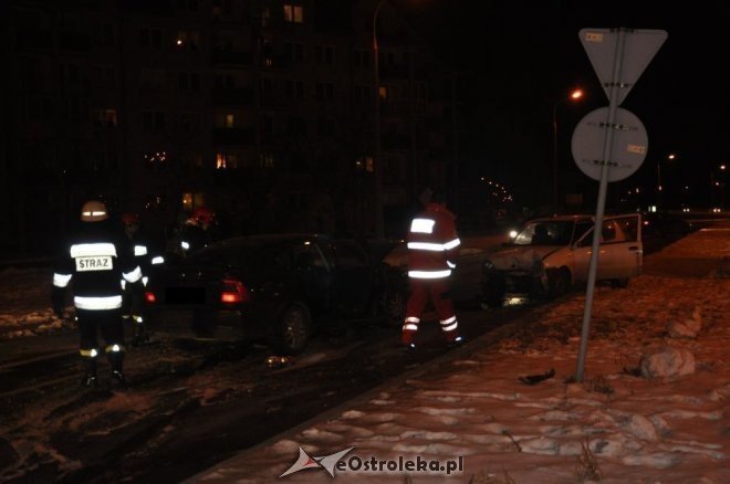 Kolizja 3 aut na ul. Goworowskiej i Jana Pawła II [07.02.2012] - zdjęcie #4 - eOstroleka.pl
