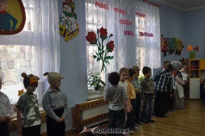 Dzień babci i dziadka w Przedszkolu Miejskim nr 1 [9.II.2012] - zdjęcie #28 - eOstroleka.pl