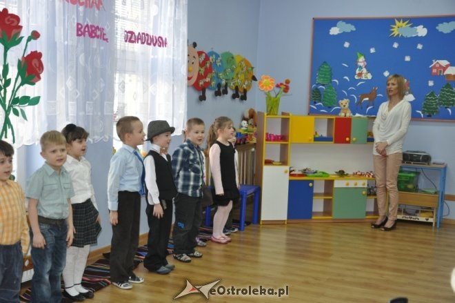 Dzień babci i dziadka w Przedszkolu Miejskim nr 1 [9.II.2012] - zdjęcie #18 - eOstroleka.pl