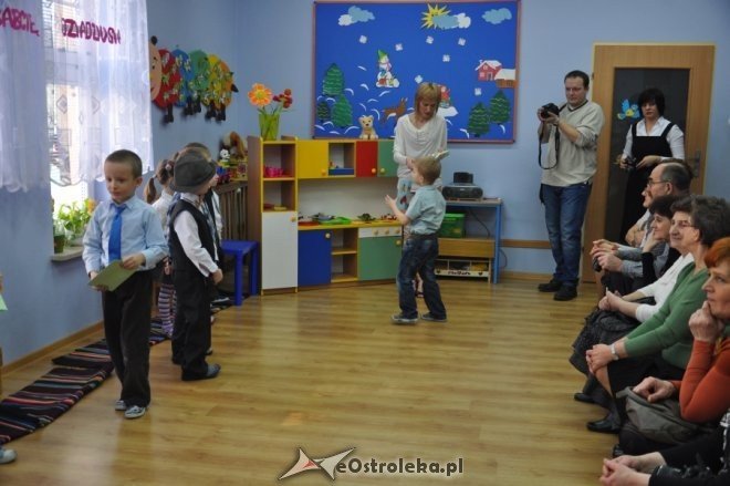 Dzień babci i dziadka w Przedszkolu Miejskim nr 1 [9.II.2012] - zdjęcie #9 - eOstroleka.pl