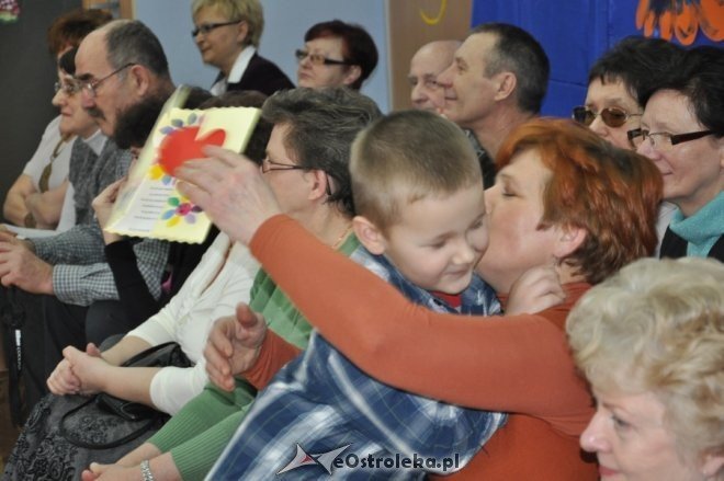 Dzień babci i dziadka w Przedszkolu Miejskim nr 1 [9.II.2012] - zdjęcie #8 - eOstroleka.pl