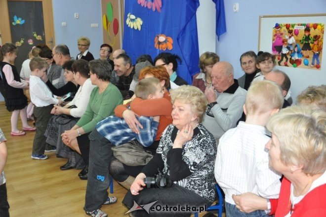 Dzień babci i dziadka w Przedszkolu Miejskim nr 1 [9.II.2012] - zdjęcie #7 - eOstroleka.pl