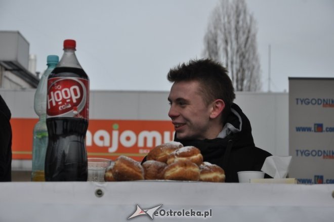 Arkadiusz Peca tegorocznym mistrzem Ostrołęki w jedzeniu pączków [16.II.2012] - zdjęcie #4 - eOstroleka.pl