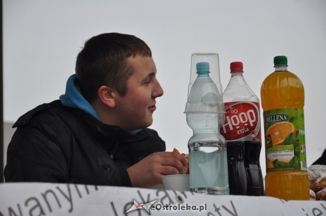 Arkadiusz Peca tegorocznym mistrzem Ostrołęki w jedzeniu pączków [16.II.2012] - zdjęcie #6 - eOstroleka.pl