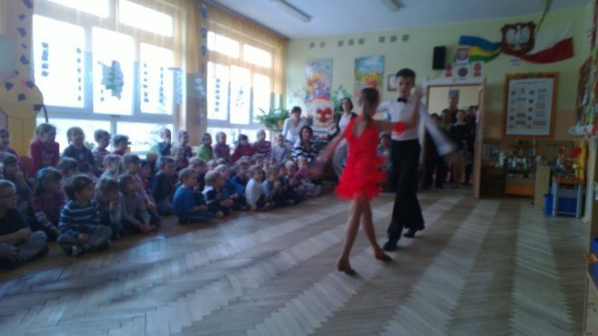 Pokaz tańca towarzyskiego w Przedszkolu Miejskim Nr 7 [20.02.2012] - zdjęcie #1 - eOstroleka.pl