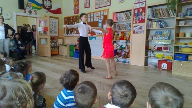 Pokaz tańca towarzyskiego w Przedszkolu Miejskim Nr 7 [20.02.2012] - zdjęcie #1 - eOstroleka.pl