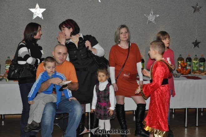 Choinka osiedla Dzieci Polskich [21.II.2012] - zdjęcie #73 - eOstroleka.pl