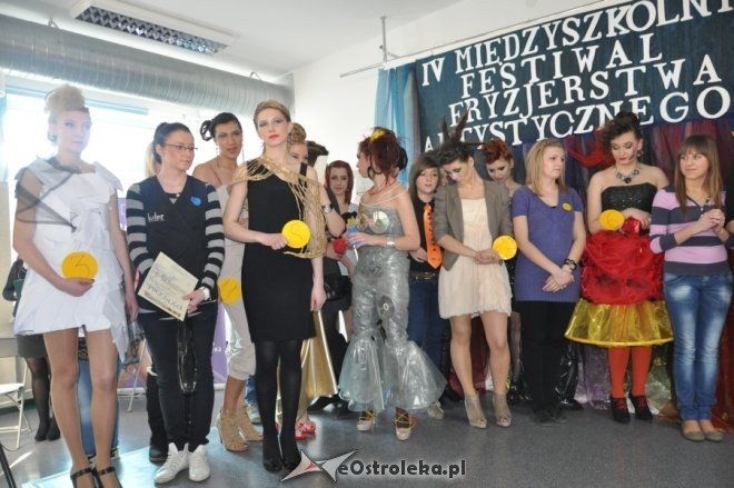 IV Międzyszkolny Festiwal Fryzjerstwa Artystycznego w ZSZ nr 2 [29.II.2012] - zdjęcie #49 - eOstroleka.pl