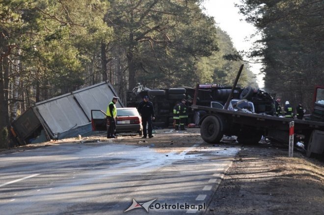 Droga DK 60: Tragiczny wypadek w miejscowości Czarnowo na trasie Różan - Ostrów Maz. 1 osoba nie żyje [5 III 2012] - zdjęcie #3 - eOstroleka.pl