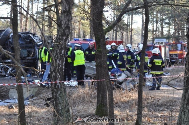 Droga DK 60: Tragiczny wypadek w miejscowości Czarnowo na trasie Różan - Ostrów Maz. 1 osoba nie żyje [5 III 2012] - zdjęcie #5 - eOstroleka.pl