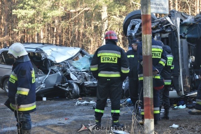Droga DK 60: Tragiczny wypadek w miejscowości Czarnowo na trasie Różan - Ostrów Maz. 1 osoba nie żyje [5 III 2012] - zdjęcie #16 - eOstroleka.pl