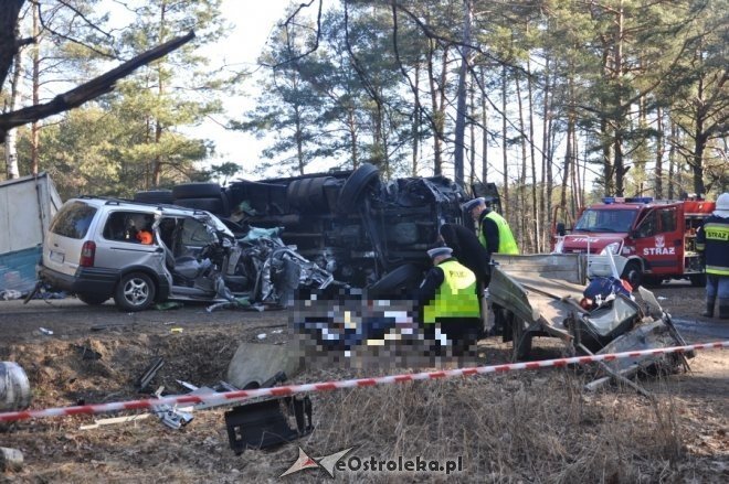 Droga DK 60: Tragiczny wypadek w miejscowości Czarnowo na trasie Różan - Ostrów Maz. 1 osoba nie żyje [5 III 2012] - zdjęcie #20 - eOstroleka.pl
