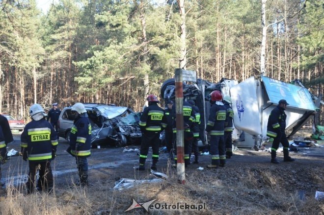 Droga DK 60: Tragiczny wypadek w miejscowości Czarnowo na trasie Różan - Ostrów Maz. 1 osoba nie żyje [5 III 2012] - zdjęcie #25 - eOstroleka.pl