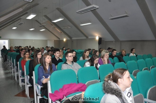 Dwa konkursy jezykowe dla uczniów szkół średnich odbyły się w Zespole Kolegiów Nauczycielskich w Ostrołęce [6.III.2012] - zdjęcie #4 - eOstroleka.pl