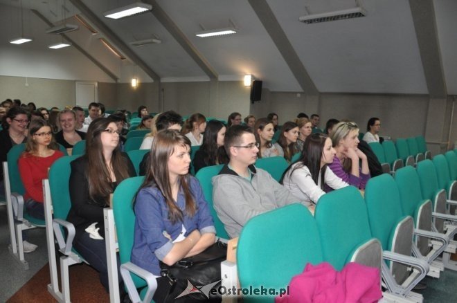 Dwa konkursy jezykowe dla uczniów szkół średnich odbyły się w Zespole Kolegiów Nauczycielskich w Ostrołęce [6.III.2012] - zdjęcie #5 - eOstroleka.pl