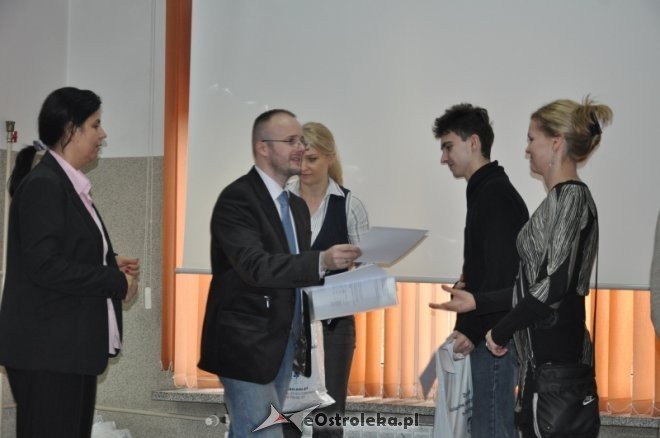 Dwa konkursy jezykowe dla uczniów szkół średnich odbyły się w Zespole Kolegiów Nauczycielskich w Ostrołęce [6.III.2012] - zdjęcie #11 - eOstroleka.pl
